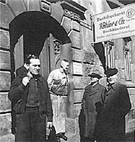 Vor der Firma in Auerbach